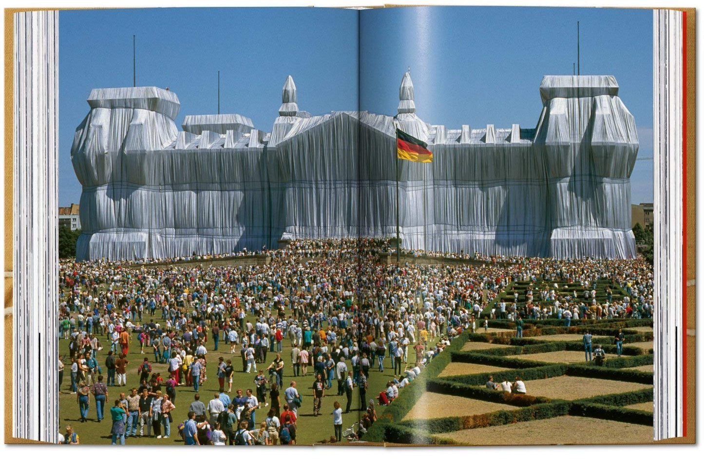 Christo and Jeanne-Claude. 40th Ed.